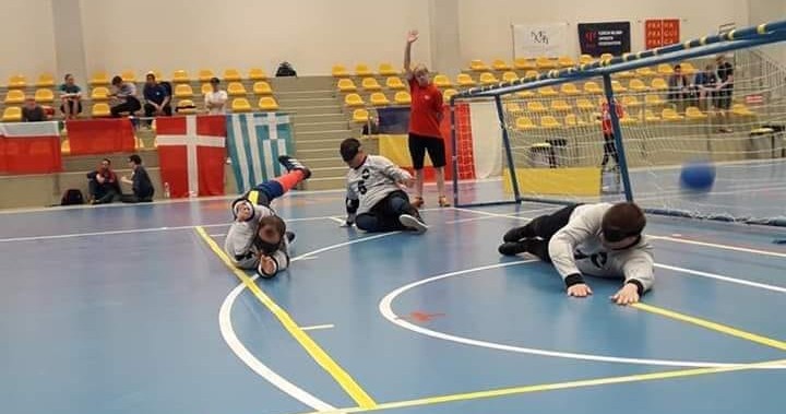 Instantaneu dintr-un meci de Goalbal. Trei jucători tocmai au primit un gol